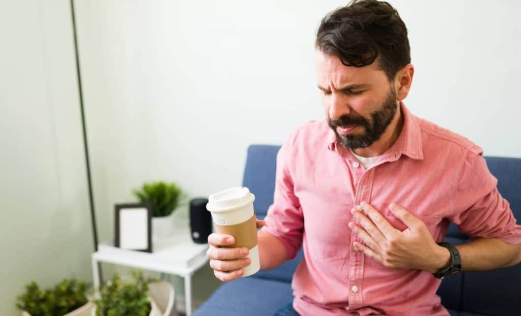 如果咖啡因导致你的胸部不适，你应该减少咖啡因的摄入量。